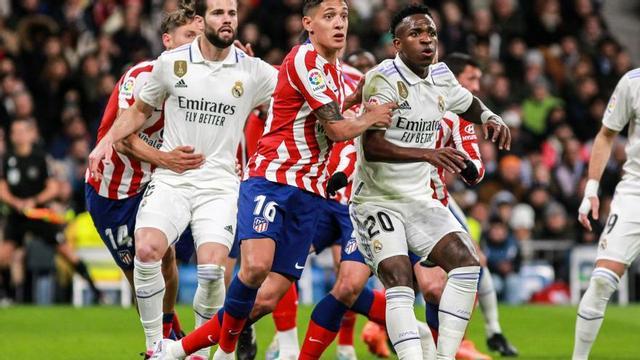 Nacho Fernández, Nahuel Molina y Vinicius Jr. durante un lance del partido. |  // EUROPA PRESS