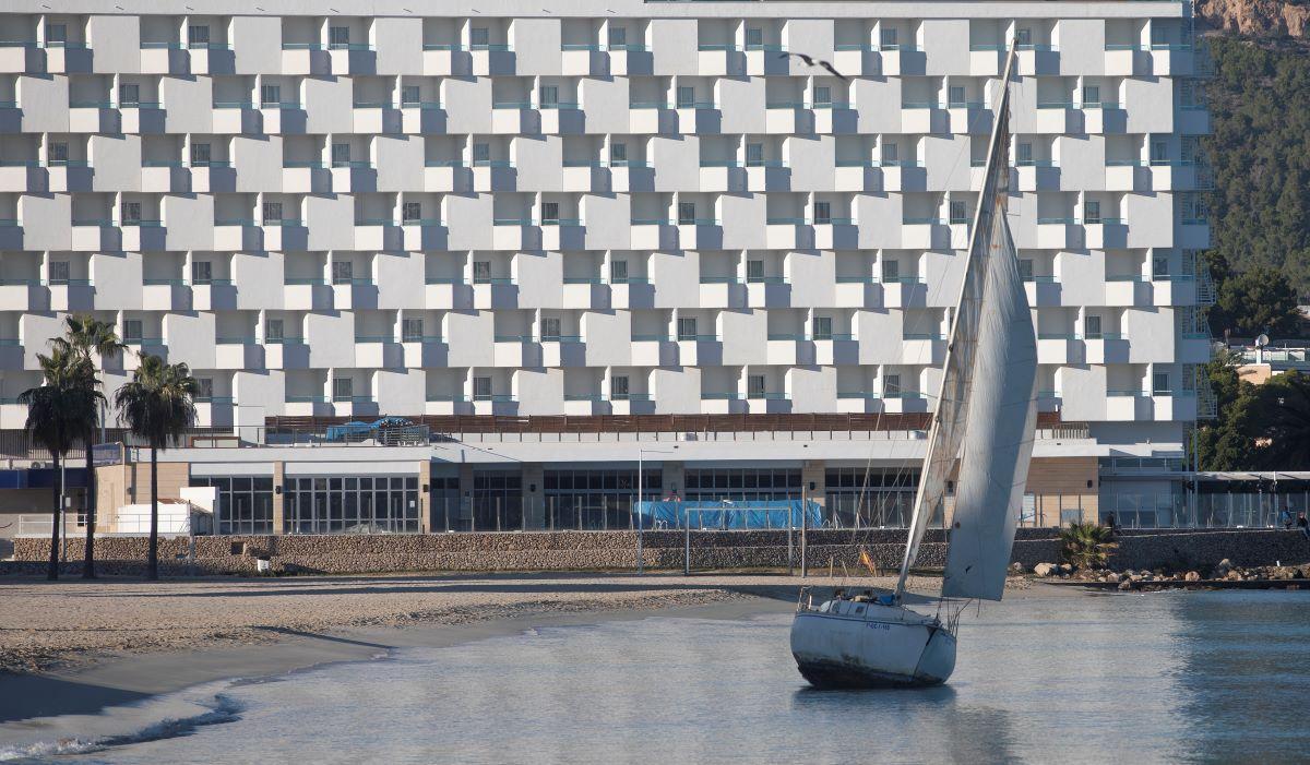 Ein gestrandetes Segelboot liegt nach windigem Wetter der vergangenen Tage am Strand von Son Maties in Palmanova.