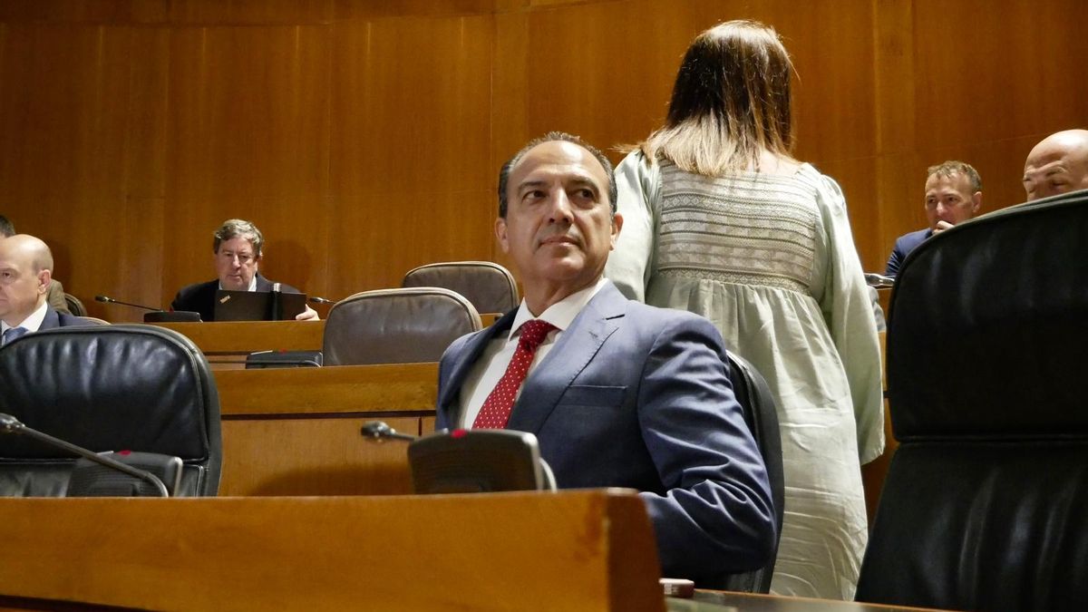 El consejero de Sanidad, José Luis Bancalero, durante la sesión plenaria.