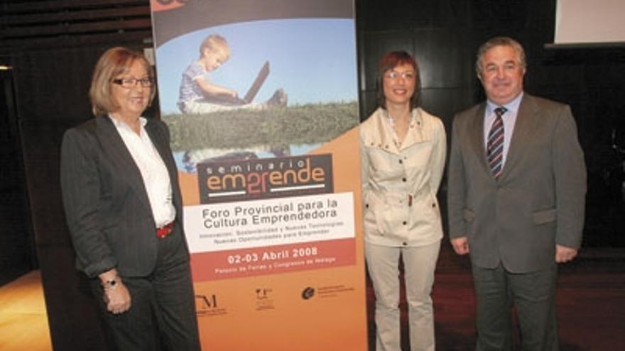 Acto. Adelaida de la Calle, María Gámez y Salvador Pendón en la inauguración del seminario.