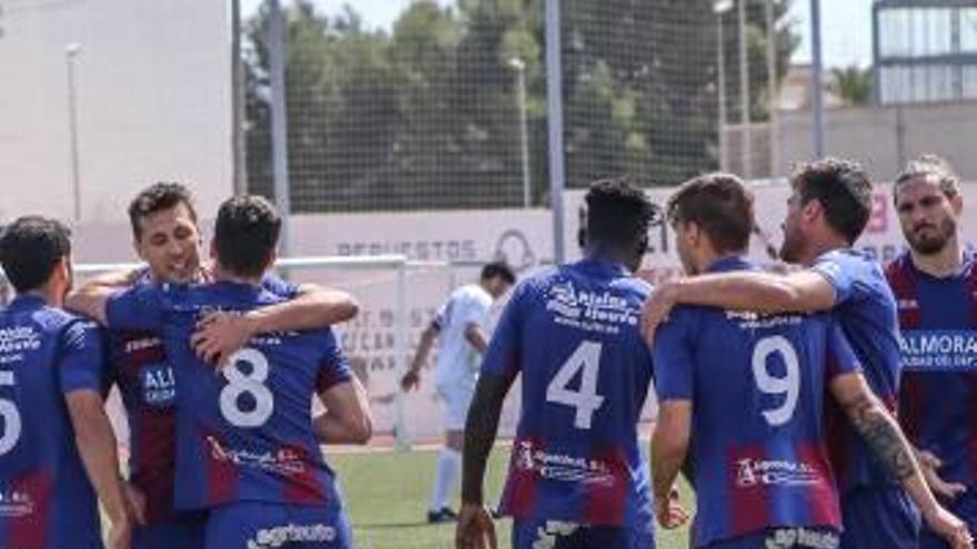 Los jugadores celebran el gol.