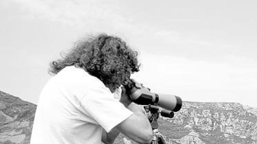 César Álvarez Laó, observando aves en el cabo Peñas.