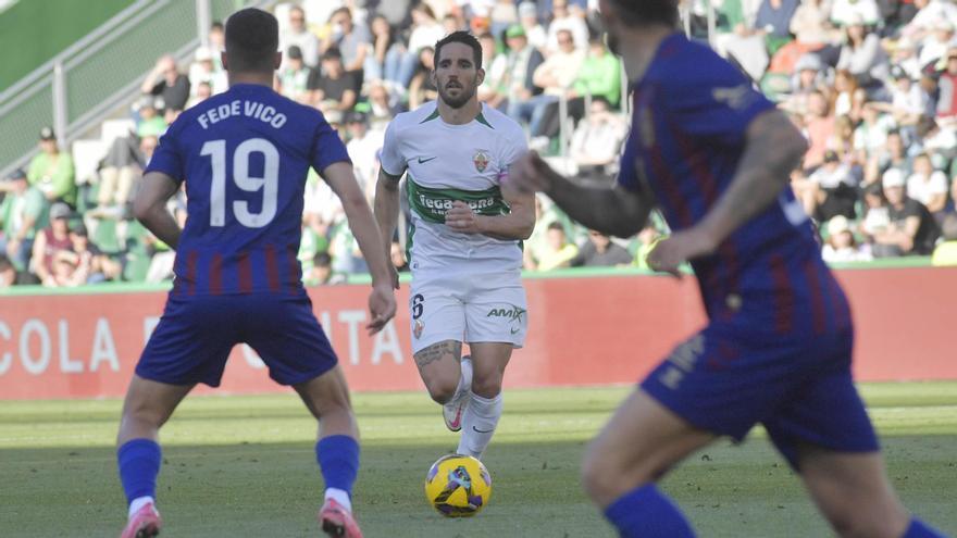Pedro Bigas, con el balón controlado, organiza un ataque del Elche durante el derbi con el Eldense.