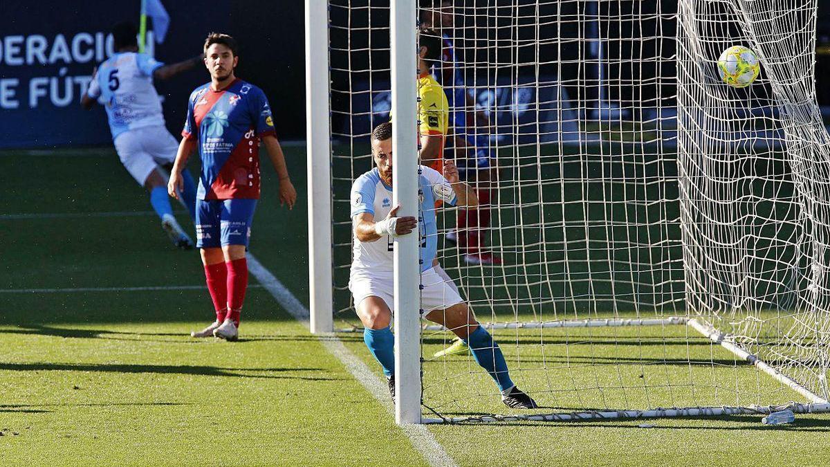 Primo acaba de empujar en el segundo palo el gol que suponía el 2-0 para el Compostela al cuarto de hora de juego.