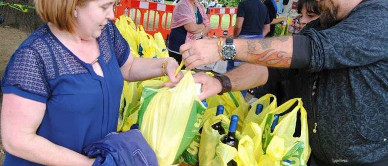 Marcos Backhaus entrega el bollo a María Elena Díaz.