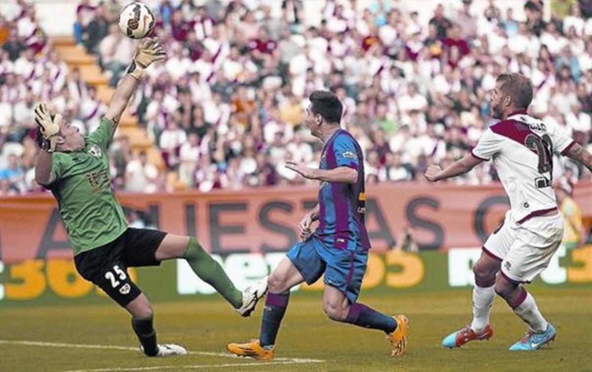 GOL 249 A LA LLIGA, OCTUBRE 2014. Amb una altra vaselina amb l’esquerra, supera Toño, meta del Rayo, a Vallecas. GOL 249 A LA LLIGA, OCTUBRE 2014. Amb una altra vaselina amb l’esquerra, supera Toño, meta del Rayo, a Vallecas.