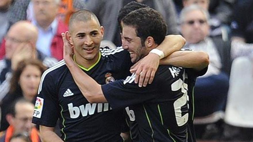 Higuaín y Benzema celebran uno de los goles del Real Madrid