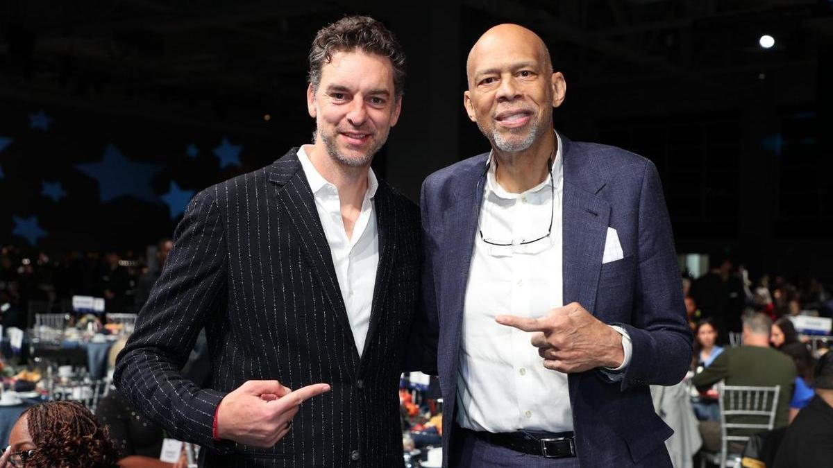 Pau Gasol, junto a Kareem Abdul-Jabbar, durante el pasado All-Star.