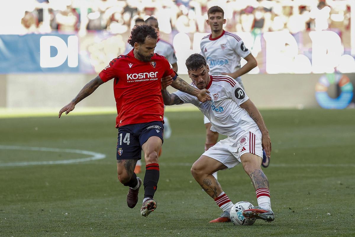 Rubén García i Isaac Romero disputen una pilota.