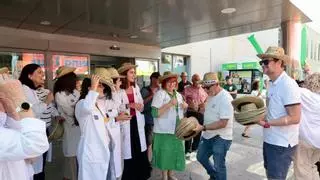 Los médicos de Alicante recorren hospitales y centros de salud en busca del apoyo ciudadano: "No nos han podido callar"