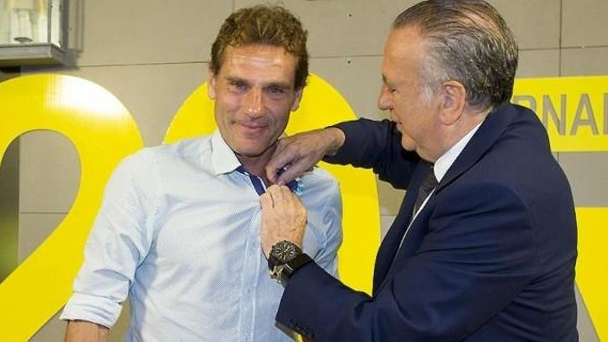 Roig impuso a Pascual la insignia de oro del Villarreal