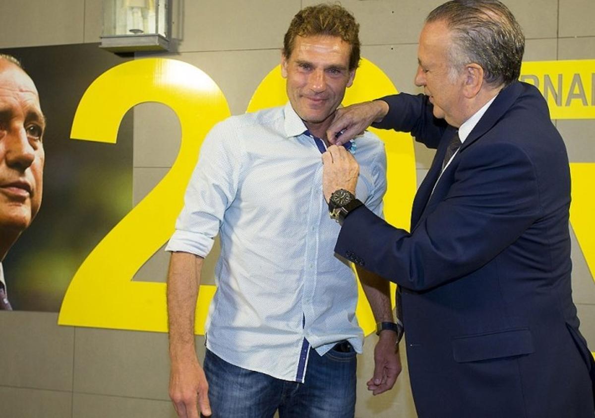 Roig impuso a Pascual la insignia de oro del Villarreal