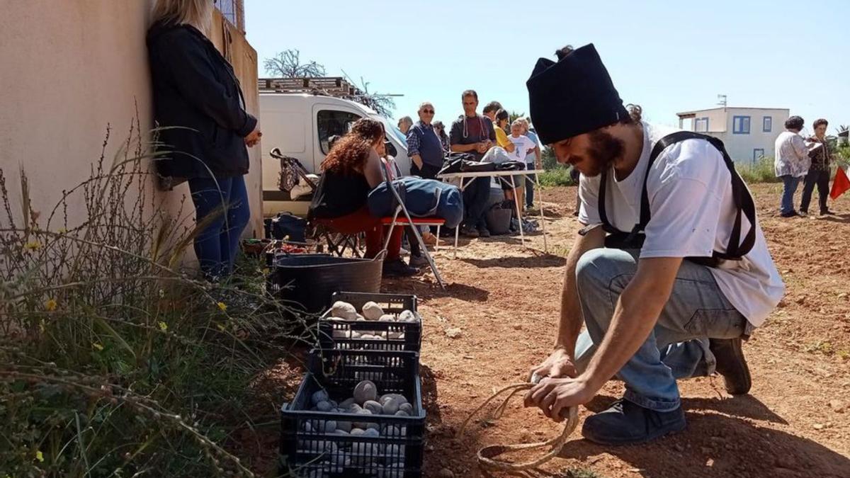 Un participante  escoge un ‘còdol’ para lanzarlo. | J.M.L.R.