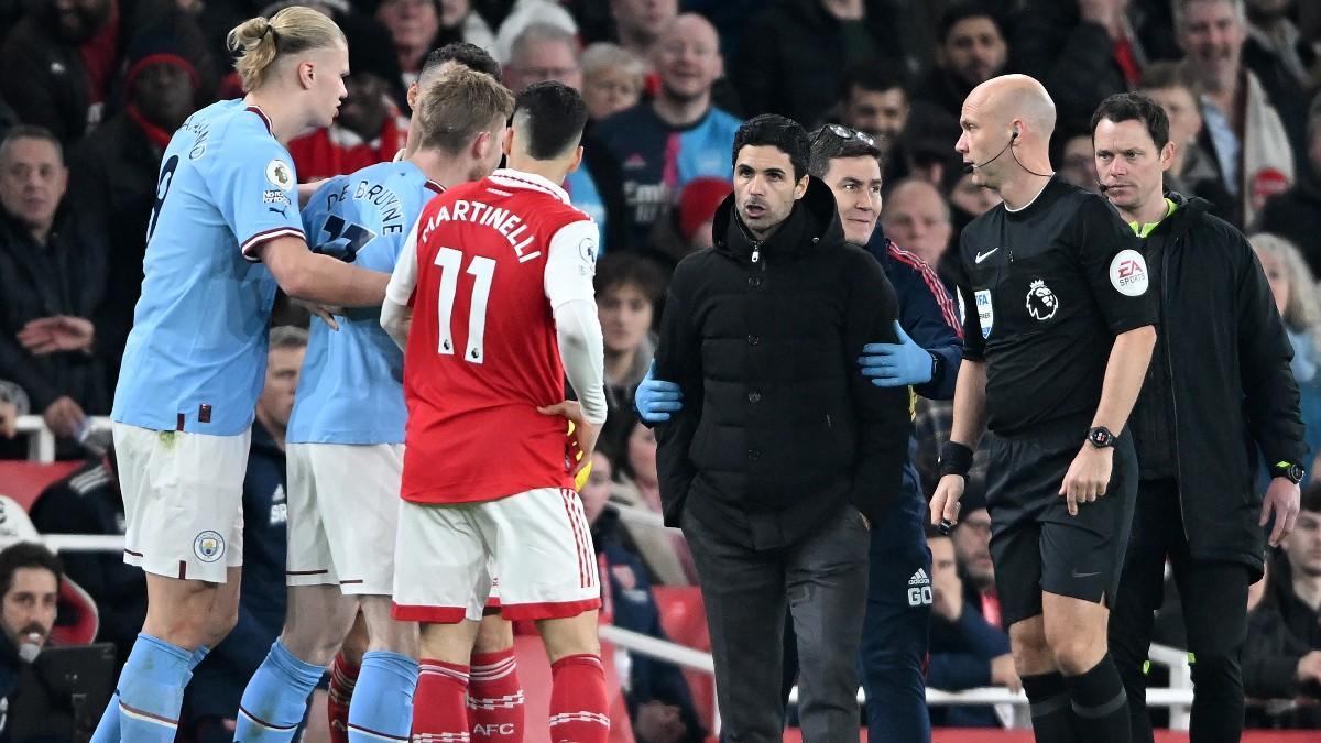 Mikel Arteta habla con De Bruyne en el partido entre Arsenal y Manchester City