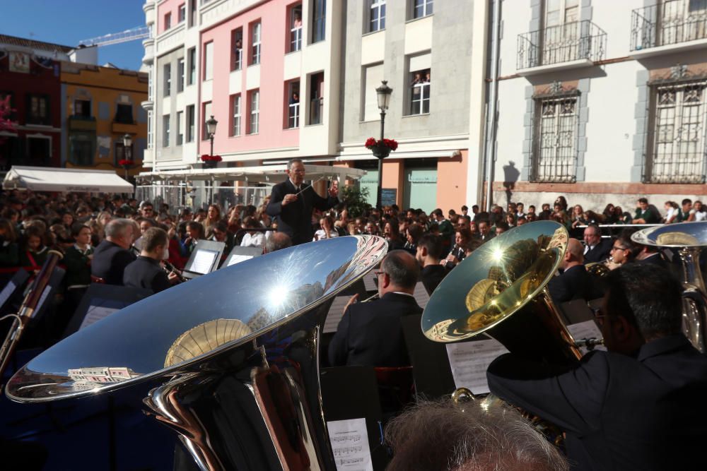 Mil niños de la Fundación Victoria, la Banda Municipal de Málaga y la Escolanía del Corpus Christi ofrecen un concierto navideño frente al teatro malagueño.