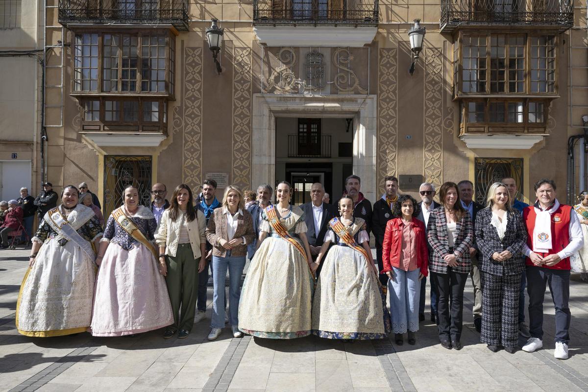 Foto de familia de las autoridades delante de la fachada del ayuntamiento.