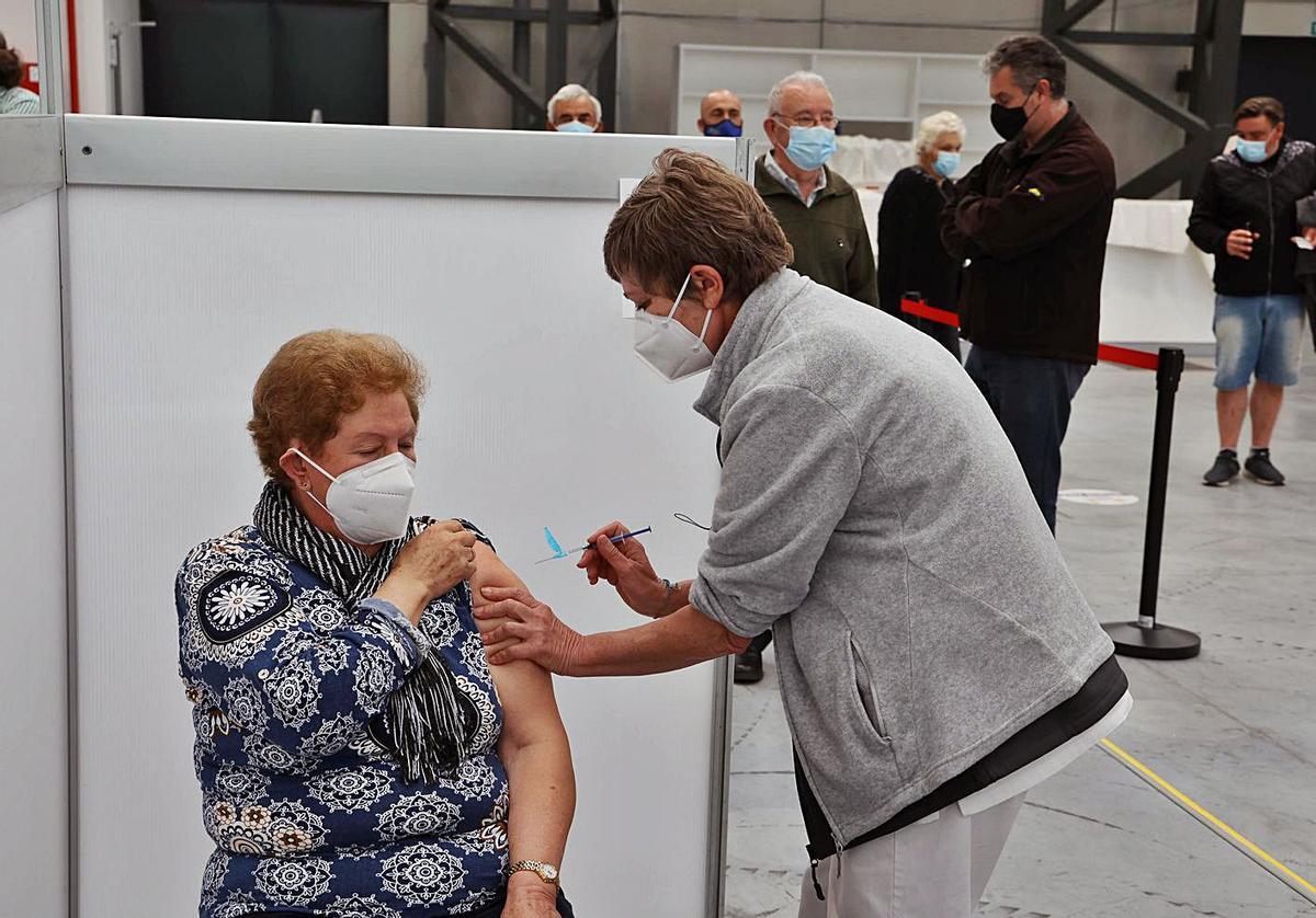 Una enfermera vacuna a una mujer, la semana pasada, en el Ifevi. |   // ALBA VILLAR