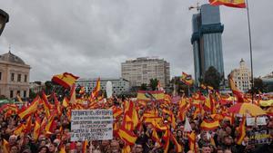 Unes 100.000 persones clamen a la plaça de Colón contra l’amnistia