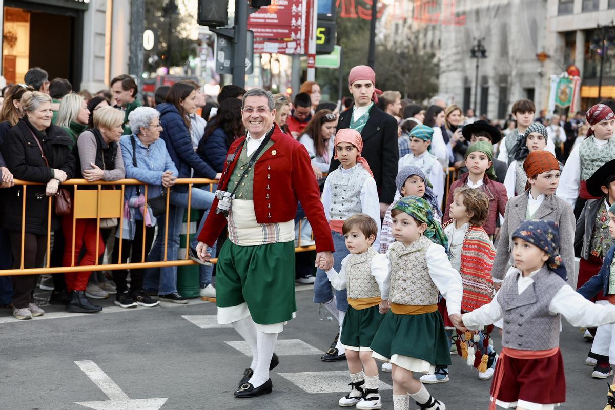 Los infantiles reciben los premios... que casi se pierden