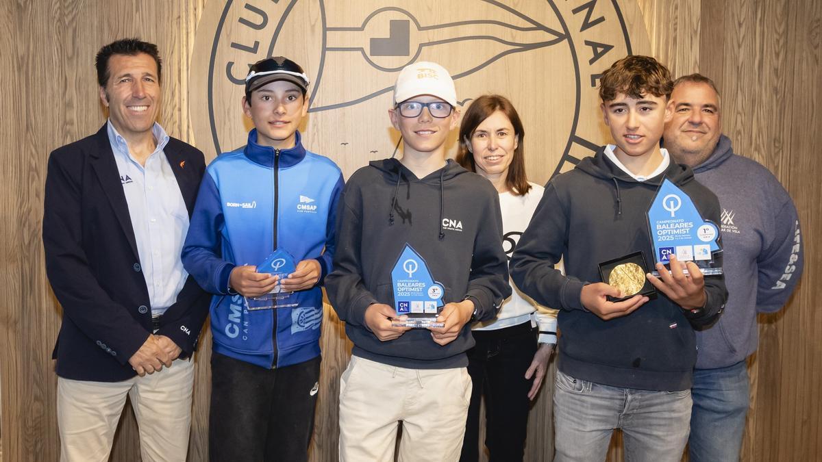 Los tres primeros clasificados posan tras la entrega de trofeos