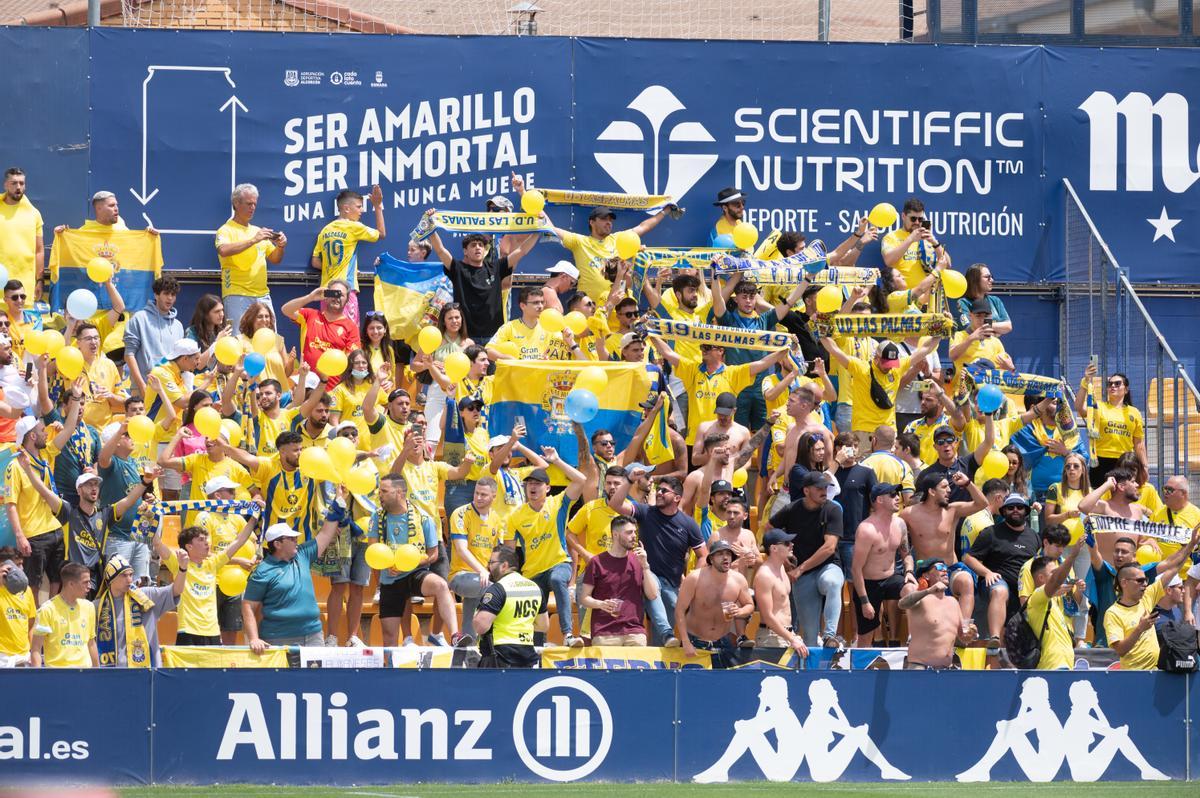 Un grupo de aficionados de la UD Las Palmas en el Estadio Santo Domingo de Alcorcón.