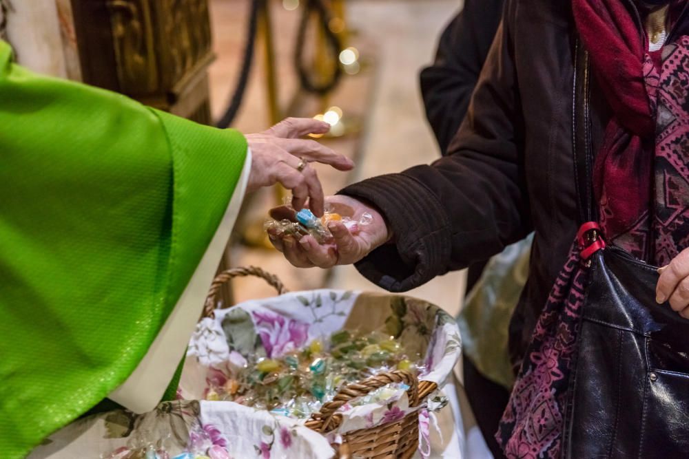 Bendiciones  de caramelos por Sant Blai  en Sant Miquel