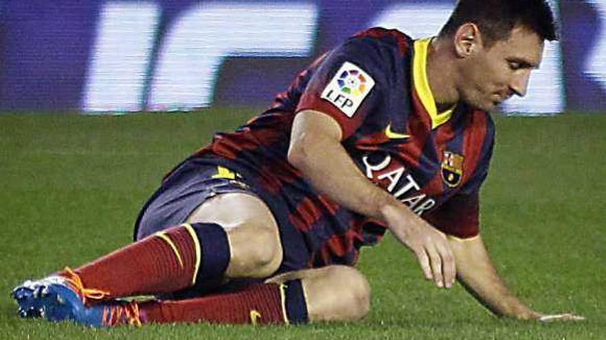 Messi, en el momento de su lesión el 10 de noviembre. / paco puentes / efe
