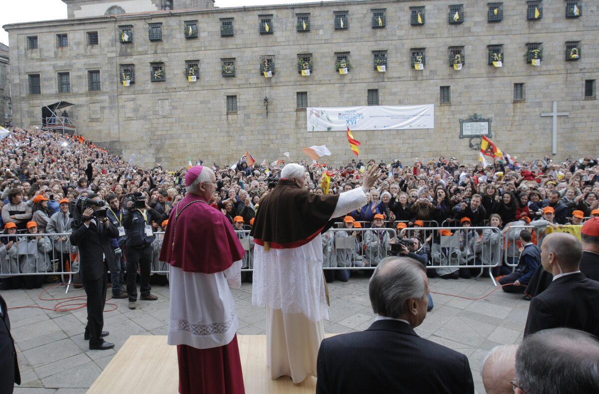 Benedicto XVI saluda a la multitud durante su visita a la capital gallega