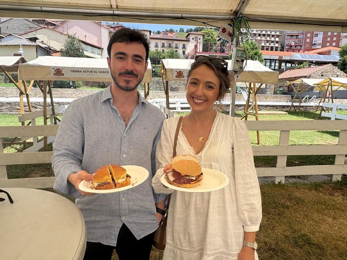 Alejandro Iglesias y Esther García con la hamburguesa “Burger Brasas Fest”.