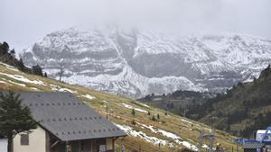Una montaña nevada en la estación de esquí de Astún, a 5 de noviembre de 2023, en Huesca, Aragón (España).