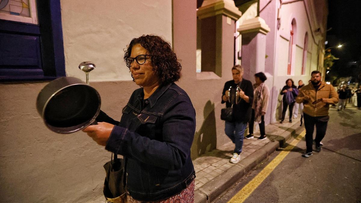 Una de las caceroladas organizadas por vecinos del barrio de El Toscal contra la ocupación de sus casas.