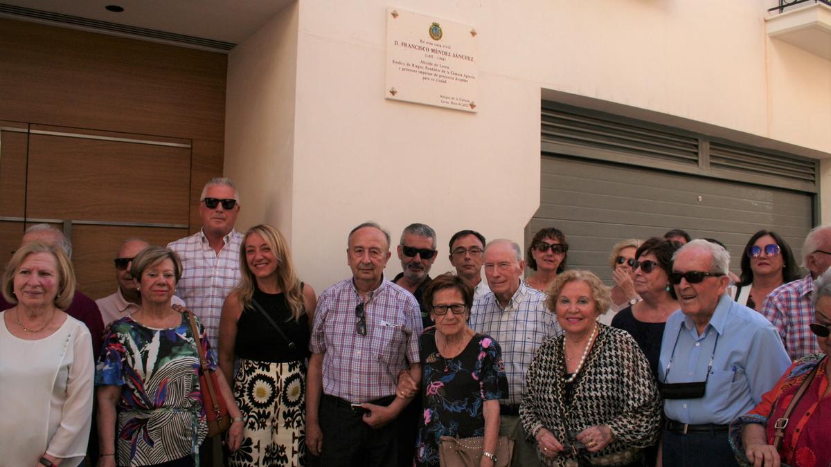 María Ángeles Mazuecos, Francisco Méndez García, Catalina Méndez Porlán, Ascensión Pérez-Castejón Abad y Antonio Valero (c), ante la placa en homenaje a Francisco Méndez Sánchez que se ha colocado en la calle Cueto.