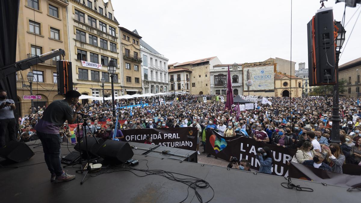 Los partidarios de la cooficialidad del asturiano se manifiestan en Oviedo