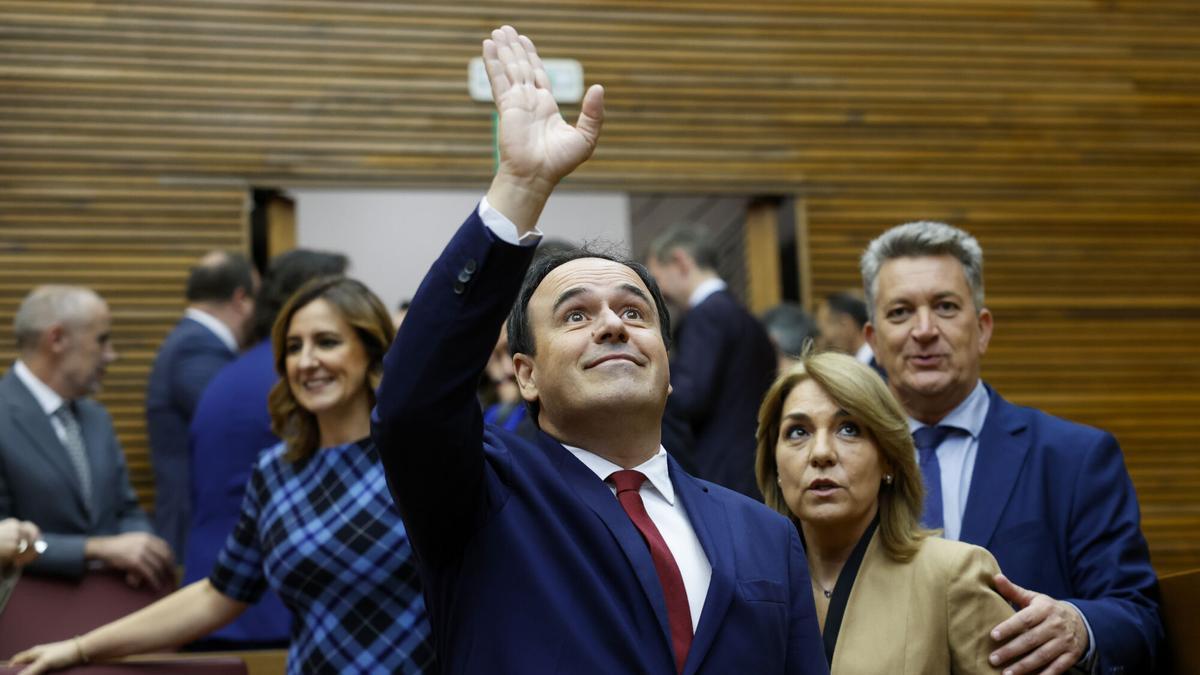 Juanfran Pérez Llorca saluda a su llegada al acto de toma posesión, con los vicepresidentes Susana Camarero y Vicente Martínez Mus en segundo plano. / Ana Escobar / EFE