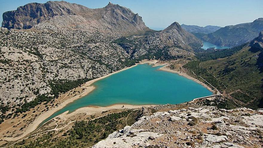 Imagen aérea del embalse de Cúber.