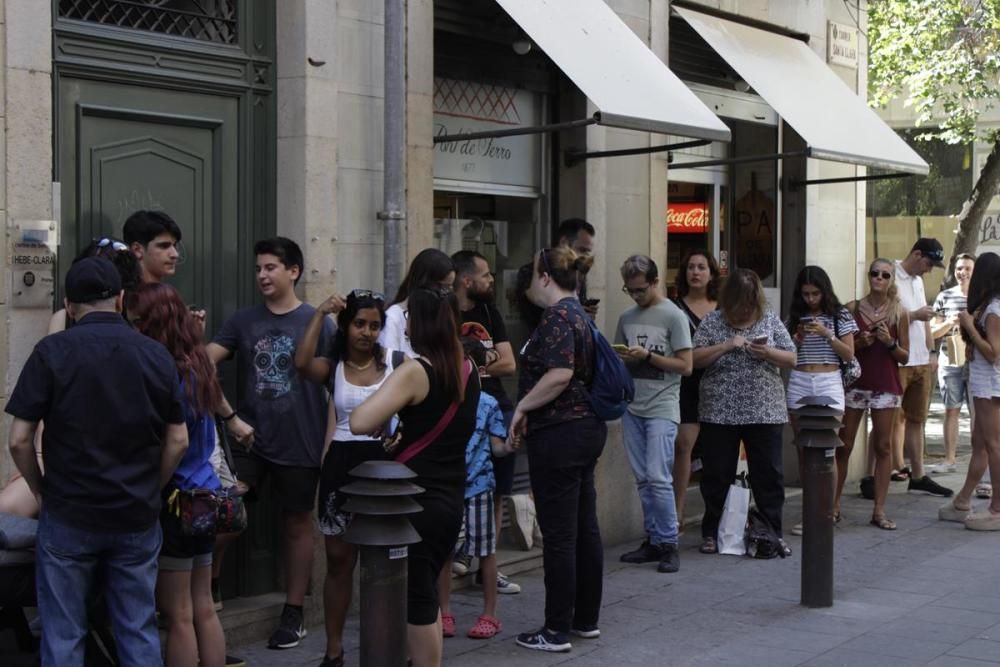 Desenes de persones fan cua per tastar els nous gelats d'«Stranger Things» de Jordi Roca