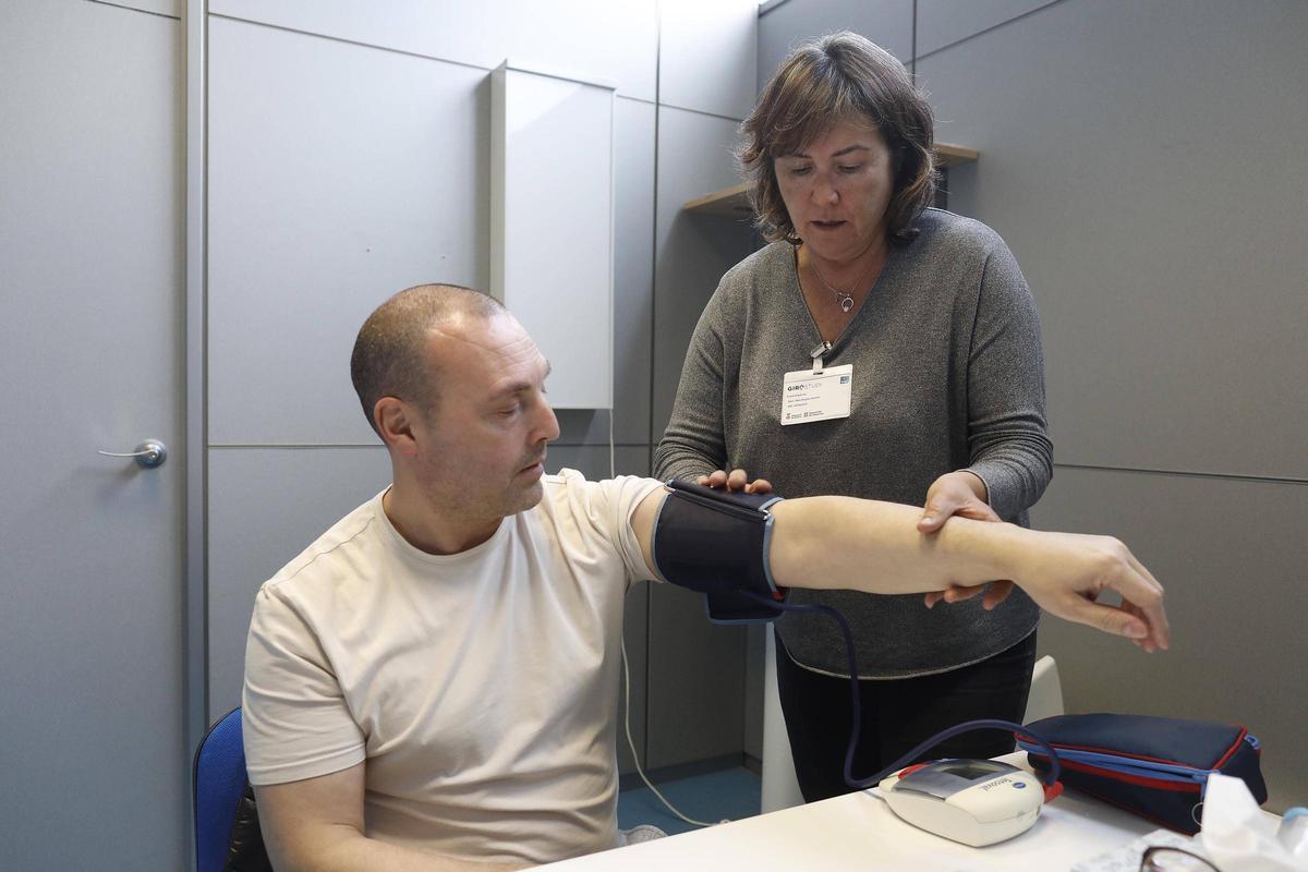 Una de les entrevistadores del projecte pren la tensió arterial a Ramón Hevilla a l’escola universitària Euses.