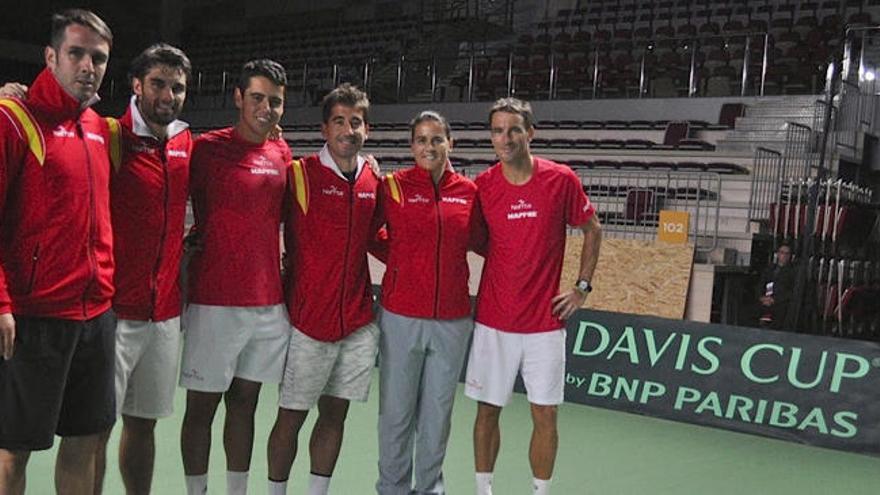 Conchita Martínez, con el equipo español de Copa Davis en una eliminatoria.