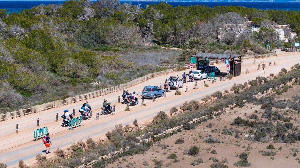 Imagen de archivo del control de acceso principal a las playas del Parque Natural de ses Salines de Eivissa y Formentera.