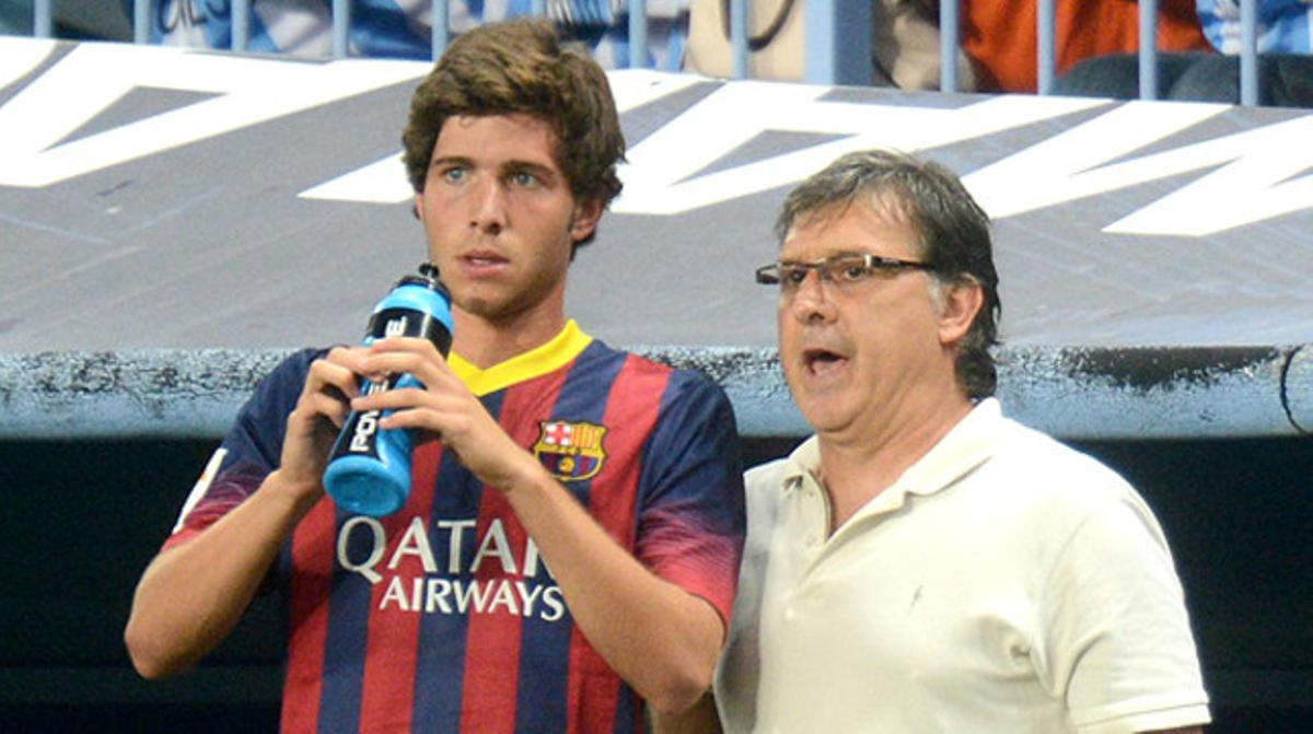 Martino dóna instruccions a Sergi Roberto durant un partit.