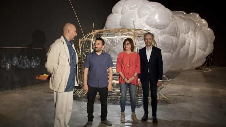 Ricard Silvestre (comisario de la exposición) con Vicent Marzà, Carmen Amoraga y José Luis Pérez Pont ante una de las obras.