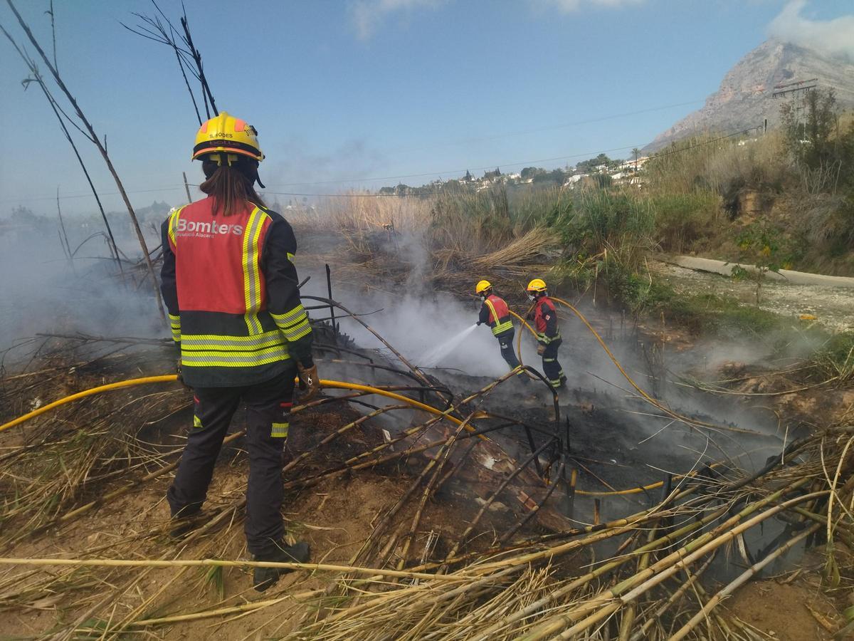 Los bomberos sofocan las llamas