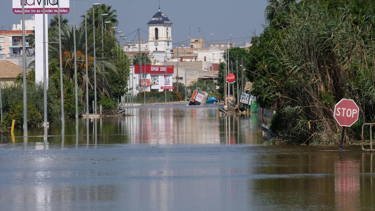 Dolores bajo las aguas durante la DANA de septiembre de 2019. En ese episodio recibió las aguas de la rotura del río y del desbordamiento de la red de riego