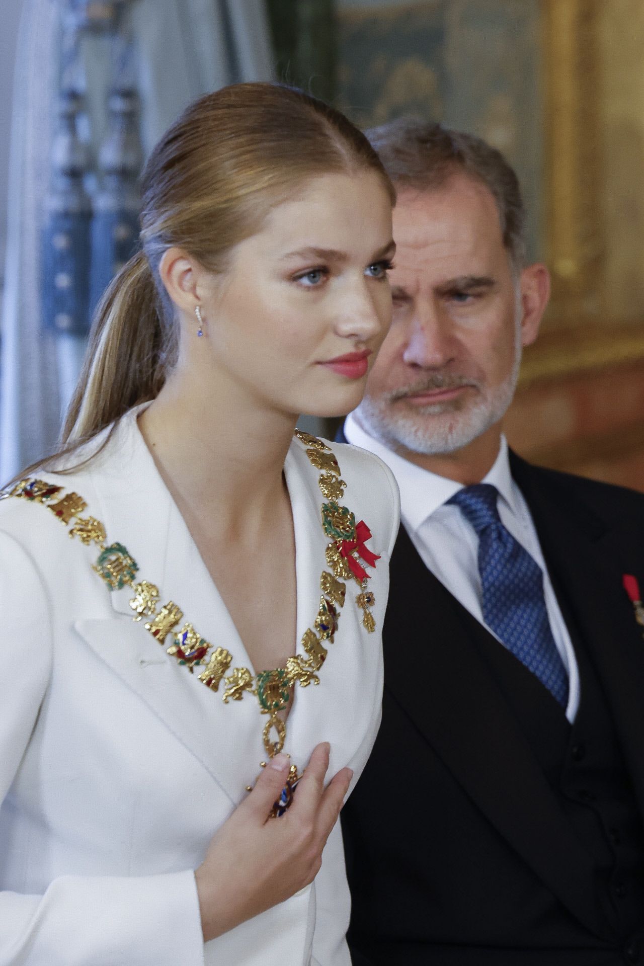 Detalle de los pendientes de Gold &amp; Roses que la princesa Leonor llevó en su 18 cumpleaños