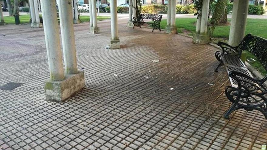 «Era un cachondeo continuo», dicen los vecinos de la plaza de Andalucía