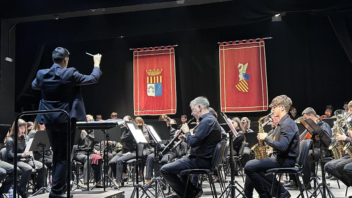Concierto de la CMI Santa Cecília de Puçol durante el acto institucional del 9'Octubre.
