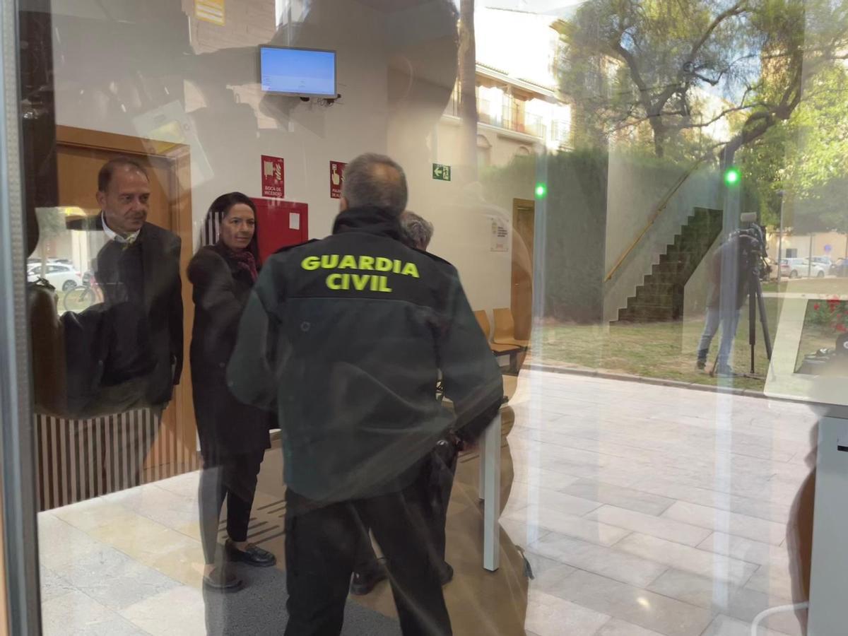 Luis Gomis tras pasar por el escáner, se dirige a la sala de vistas, en una imagen captada desde el exterior de los juzgados.