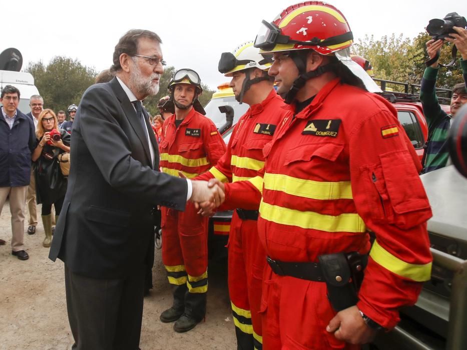 El presidente del gobierno Mariano Rajoy en Amoedo en la zona cero de los incendios.