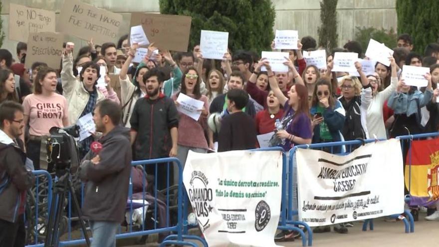 Protestas ante la Universidad de Extremadura.
