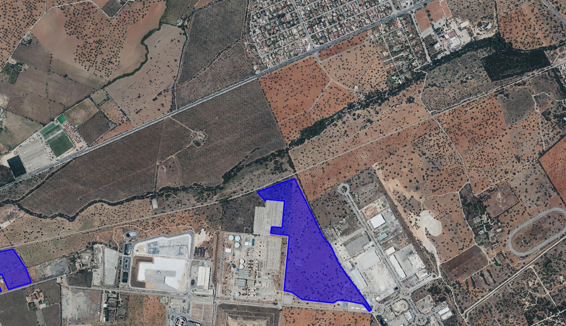 Parques fotovoltaicos | Esta es la comparativa del suelo rústico antes y después de las placas solares